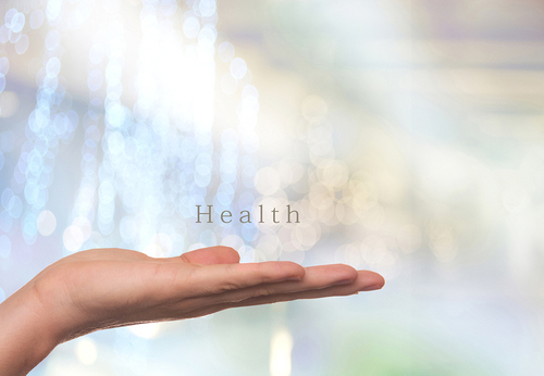 Der Schriftzug 'health' über einer Hand.